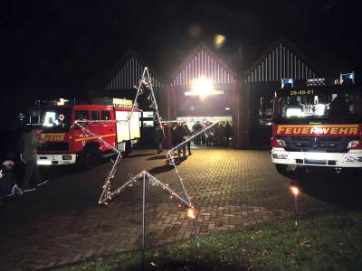 Foto des Albums: Lebendiger Adventskalender bei der Feuerwehr Seester