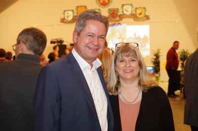 Landrat a.D. Matthias Wilkes mit Petra Doering (Vorstand) 