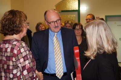 Britta Hoffmann und Petra Doering freuen sich &uuml;ber den Besuch von Dr. Michael Meister (MdB) 