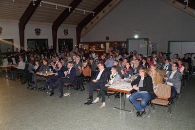 Es geht los mit dem offiziellen Programm. Der Saal ist voll besetzt 