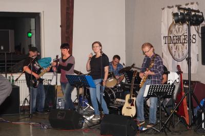 Die Band "Timeless" spielt zum Tanz auf 