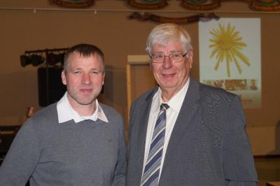 Udo D&ouml;rsam (Werkstattleiter der bhb in F&uuml;rth) mit Volker Buser (Ortsvorsteher Nieder-Liebersbach und Mitglied des Gemeindevorstands Birkenau) 