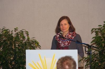 Dorothea Terpitz (1. Vorsitzende Gemeinsam leben Hessen e.V.) &uuml;berbringt ihr Gru&szlig;wort und die Gl&uuml;ckw&uuml;nsche an den Verein Wir DABEI! 