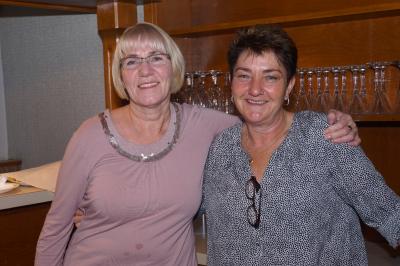 Die flei&szlig;igen Helfer Elvira Scheuerman und Doris B&ouml;hler 