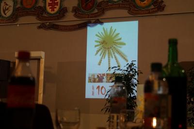 In der Pause unterh&auml;lt eine Fotoshow die Besucher mit Eindr&uuml;cken der 10j&auml;hrigen Vereinsgeschichte 