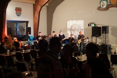 Einige Besucher tanzen zur Musik der Band "Timeless" 