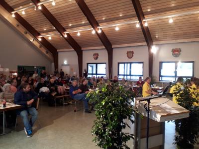 Die Besucher h&ouml;ren dem Chor aufmerksam zu. 