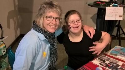 Carola freut sich mit Maja &uuml;ber den Marienk&auml;fer im Gesicht. 