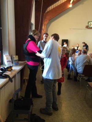 Katja hilft beim Anziehen des Anzuges. 