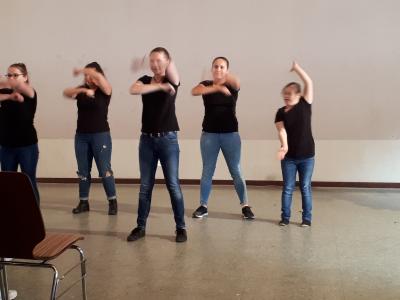 Die M&auml;dchen tanzen. 