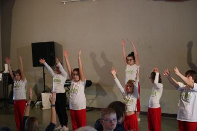 Die M&auml;dchen der Zumba-Kids-Gruppe begeistern die Zuschauer. 