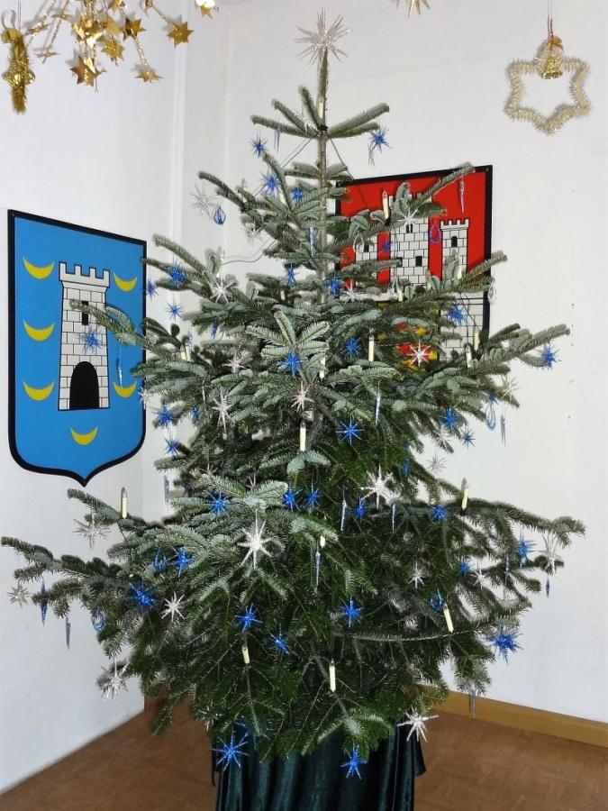 Bild: Christbaum mit blauen und silbernen Sternen aus leonischem Draht