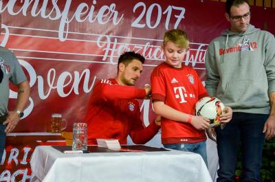 Foto des Albums: Weihnachtsfeier Bavaria 12 Simbach - Besuch von Sven Ulreich