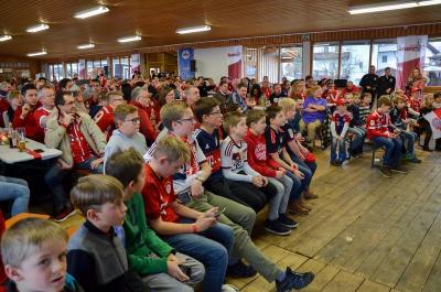 Foto des Albums: Weihnachtsfeier Bavaria 12 Simbach - Besuch von Sven Ulreich