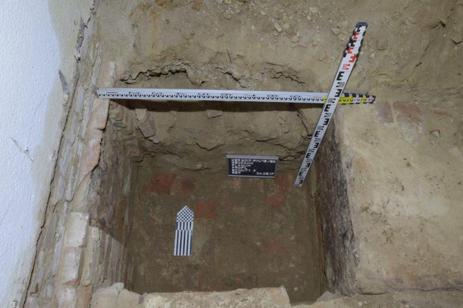Bild: Foto: Thomas Langer, Archäologischer Befund : Ziegelfußboden in ca. 0,90 m unter Planum dem ehemaligen Fußboden im EG