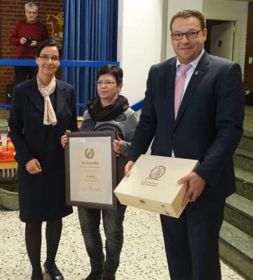 Graslebens stiller Star - v.l.n.r. B&uuml;rgermeisterin Veronika Koch, Renate Koblitz und Gemeindedirektor Gero Janze. 