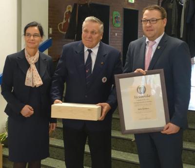 B&uuml;rgermeisterin Veronika Koch und Gemeindedirektor Gero Janze mit dem Geehrten Heinz Ramthun (m.). 