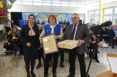 B&uuml;rgermeisterin Veronika Koch und B&uuml;rgermeister J&ouml;rg Minkley mit der Geehrten Ingrid Niemann-Z&auml;ngerling aus Ahmstorf. (m.) 