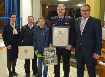 B&uuml;rgermeisterin Veronika Koch und Gemeindedirektor Gero Janze ehren die Familie Wermuth. 