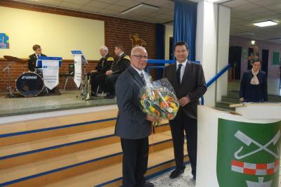 B&uuml;rgermeister Fred Worch &uuml;berreicht dem Ehrenb&uuml;rgermeister der Gemeinde Mariental, Kurt Bartsch, einen Strau&szlig; Blumen.  