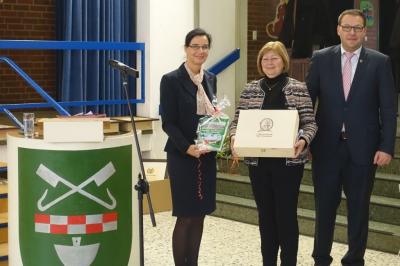 B&uuml;rgermeisterin Veronika Koch und Gemeindedirektor Gero Janze mit der Gastrednerin Gabriele Brakebusch (m.) 