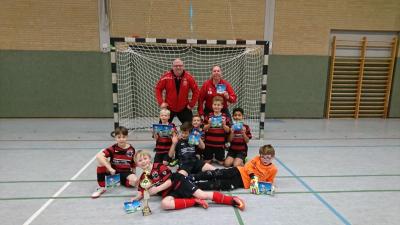 F2 mit Pokal und Urkunde 
