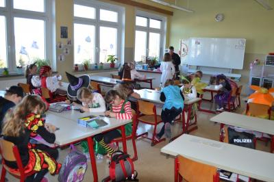 Masken basteln bei Frau Taudte  (Bild vergr&ouml;&szlig;ern)