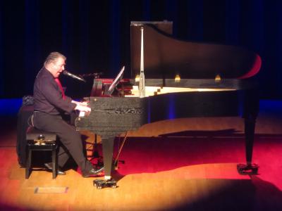 Foto des Albums: Valentinstag: "One Piano - One Voice"