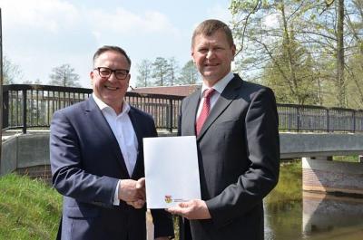 &Uuml;bergabe F&ouml;rdermittelbescheid Bau Br&uuml;cke Gurkenradweg  (Bild vergr&ouml;&szlig;ern)