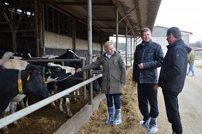 Besuch Staatssekret&auml;rin und Landrat in Bronkow, Foto Landkreis   (Bild vergr&ouml;&szlig;ern)