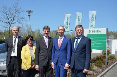 Besuch von Dr. Steffen Kammradt, Sprecher der Gesch&auml;ftsf&uuml;hrung der Wirtschaftsf&ouml;rderung Land Brandenburg GmbH bei der DEKRA. Foto Landkreisklein  (Bild vergr&ouml;&szlig;ern)
