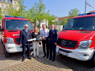 &Uuml;bergabe von Feuerwehrfahrzeugen  (Bild vergr&ouml;&szlig;ern)