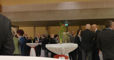 Vorschaubild: Erste Gespräche im Foyer des Theaters