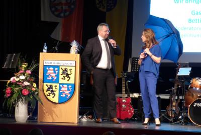 Vorschaubild: Krönender Abschluss des Vortrags und Dankeschön an Frau Cramer