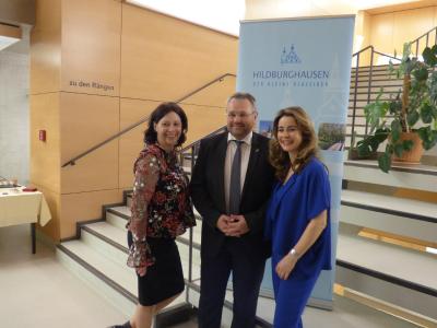 Vorschaubild: Treffen im Foyer: v.l. Amtsleiterin und Organisatorin Kerstin Heß, Bürgermeister Holger Obst, Bettina Cramer