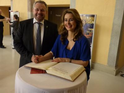 Vorschaubild: Eintrag ins goldene Buch der Stadt