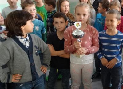 Foto des Albums: Februar: Pokal für den ordentlichsten Klassenraum (05.03.2018)