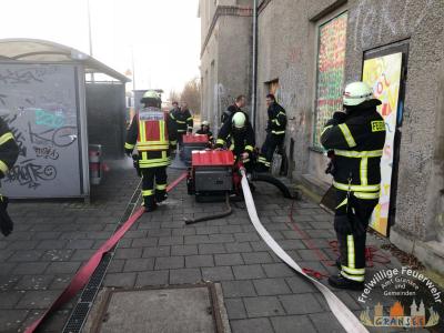 2 TS im Einsatz - das Wasser wird ausgepumpt 
