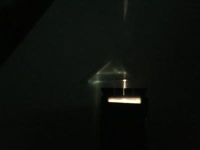 Trifft das Licht aber genau rechtwinklig auf die lange Seite des Prismas, verl&auml;sst es das Prisma in der Richtung, aus der es gekommen ist - Totalrefexion.  