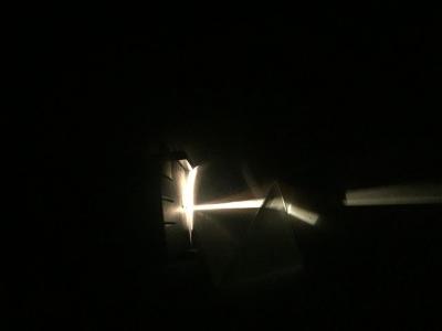 Hier sieht man den Lichtweg durch ein Prisma. Der Lichtstahl wird gebrochen und in eine andere Richtung abgelenkt. 
