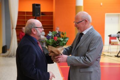 Wer aus Leezen kennt sie nicht - unsere Zeitung &bdquo;dit un dat&ldquo;. Seit 2009 berichtet sie &uuml;ber interessante Projekte, stellt Firmen, Vereine und Pers&ouml;nlichkeiten aus der Gemeinde vor. Von Anfang an dabei: Dr. Dieter Wehnert &ndash; Danke f&uuml;r Dein Engagement!  (Bild vergr&ouml;&szlig;ern)