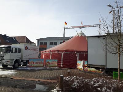 Das Zelt steht 18.03.2018  (Bild vergr&ouml;&szlig;ern)