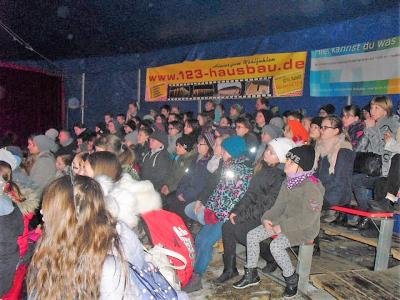 Die K&uuml;nstler zeigen den Kindern, was in dieser Woche alles gelernt werden soll.  (Bild vergr&ouml;&szlig;ern)