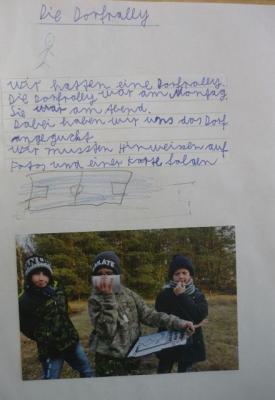 Eine Karte und Fotos weisen den Weg, ... 