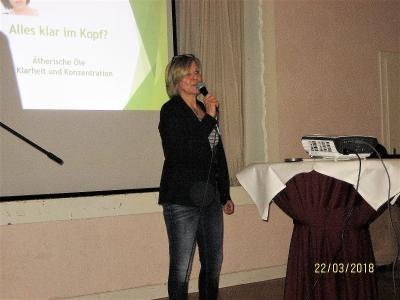 Referentin Verena M&ouml;ller &uuml;ber &Auml;therische &Ouml;le  (Bild vergr&ouml;&szlig;ern)