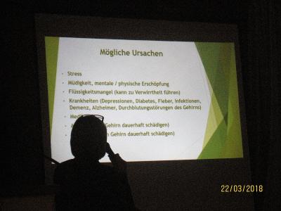 Referentin Verena M&ouml;ller erkl&auml;rt die &Auml;therischen &Ouml;le  (Bild vergr&ouml;&szlig;ern)