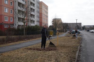 Vorschaubild: Auszubildende der KWG vor den seniorengerechten Blöcken in der Karl-Marx-Straße