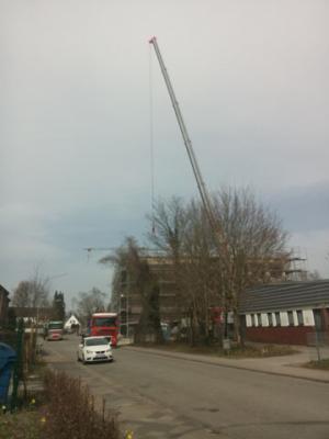 Der Baukran bringt die Deckenelemente. 