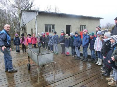 Danach besuchten die Kinder den Fischer von Blankensee. 