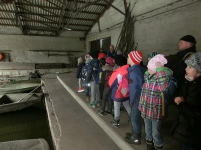 Die Kinder konnten auch einen Blick auf seine Boote werfen. 